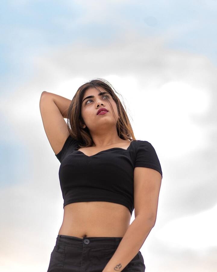 నడుము ఒంపులను చూపిస్తూ ఆమె పోస్టు చేసిన ఫోటోలు కుర్రాళ్ల మతి పొగొడుతున్నాయి.