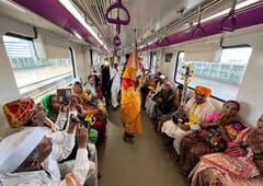 Ashadhi Wari 2023 :  वारकऱ्यांची 'मेट्रो वारी'! पुणे मेट्रोत 'जय जय राम कृष्ण हरी' चा जयघोष, पाहा फोटो...