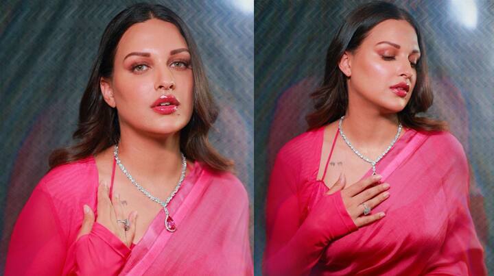 Himanshi Khurana Dark Pink Saree Beautiful Pics: ਪੰਜਾਬੀ ਗਾਇਕਾ, ਮਾੱਡਲ ਅਤੇ ਅਦਾਕਾਰਾ ਹਿਮਾਂਸ਼ੀ ਖੁਰਾਣਾ ਦੇ ਨਾਂਅ ਤੋਂ ਅੱਜ ਹਰ ਕੋਈ ਜਾਣੂ ਹੈ।