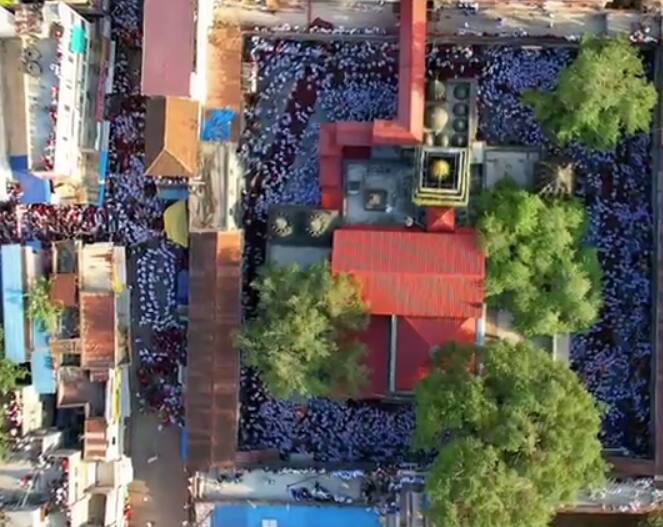 माऊलींच्या पालखीनं आळंदीतून तर तुकोबांच्या पालखीनं आकुर्डीतून पायी प्रवास सुरु केला आहे.