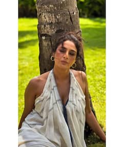 गोवा में चिल करते हुए तब्बू ने शेयर कर दीं इतनी सेंशुअस फोटोज़, बीच किनारे दिए ऐसे-ऐसे पोज़