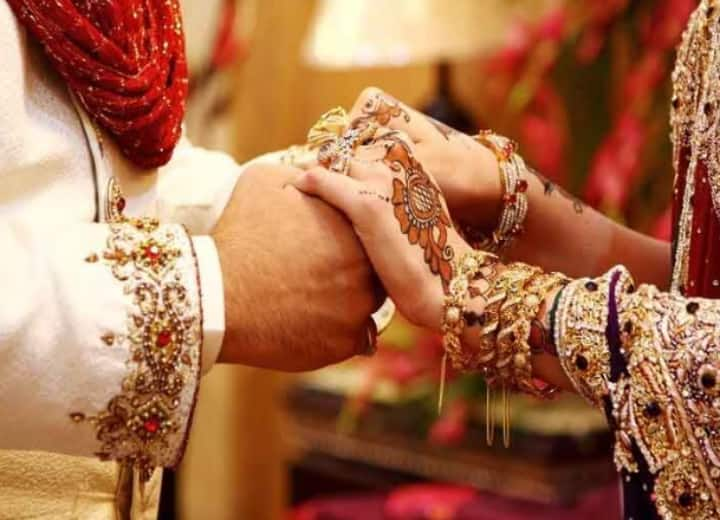 muslim bride forcibly taken by kerala police before marrying hindu boy Kerala: दूसरे धर्म के लड़के से शादी करने पर दुल्हन को उठा ले गई पुलिस, कहती रही- नहीं जाना चाहती हूं, जानें पूरा मामला