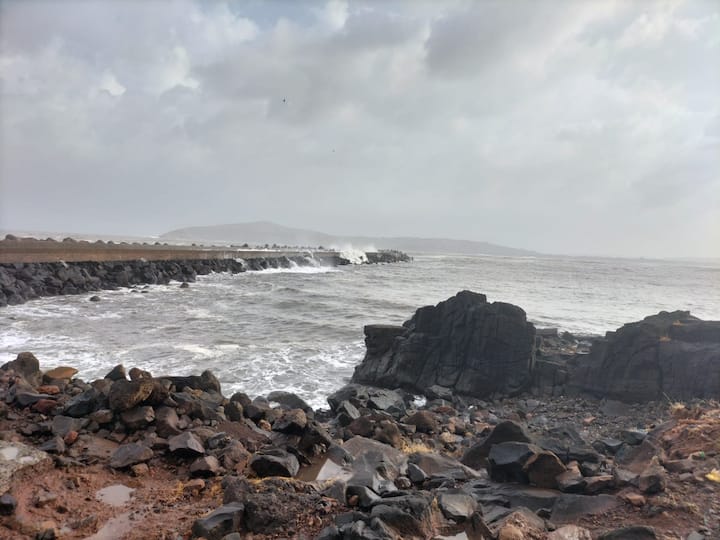 पण चक्रीवादळ दिशा बदलली आणि त्याचा परिणाम मान्सूनच्या गतीवरती झाला.
