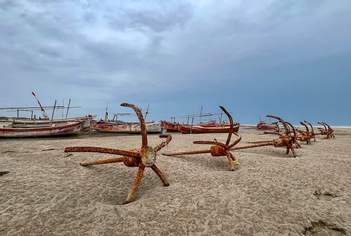 ইতিমধ্যেই মুম্বইয়ে জাতীয় বিপর্যয় মোকাবিলা বাহিনীর ৫টি দল ও গুজরাতের কয়েকটি জেলায় ৪টি দল মোতায়েন করা হয়েছে, খবর ANI-র।
