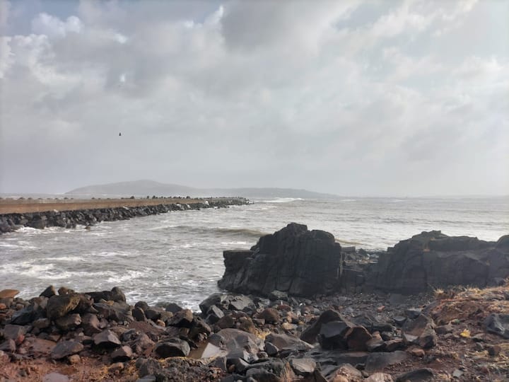 तत्पूर्वी बिपरजॉय चक्रीवादळामुळे कोकण किनारपट्टीला धोका नाही