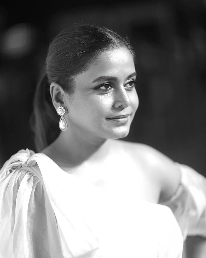 हेमांगी ही वेगवेगळ्या विषयांवरील पोस्ट सोशल मीडियावर शेअर करते.