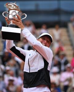 ఫ్రెంచ్ ఓపెన్ గెలిచాక ఇగా సంబరాలు - మీరు కూడా ఓ లుక్కేయండి!