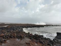 PHOTO : सलग चौथ्या दिवशी कोकणातला समुद्र खवळलेला, किनारी उंचच उंच लाटा