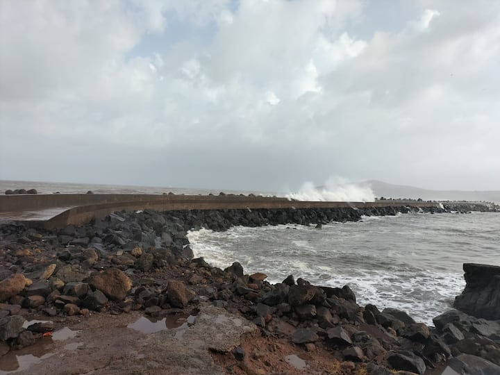 सलग चौथ्या दिवशी कोकणातला समुद्र खवळलेला आहे.