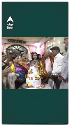 देखिए Lalu Yadav के केक कटिंग की तस्वीरें, पूरा परिवार इर्द-गिर्द...