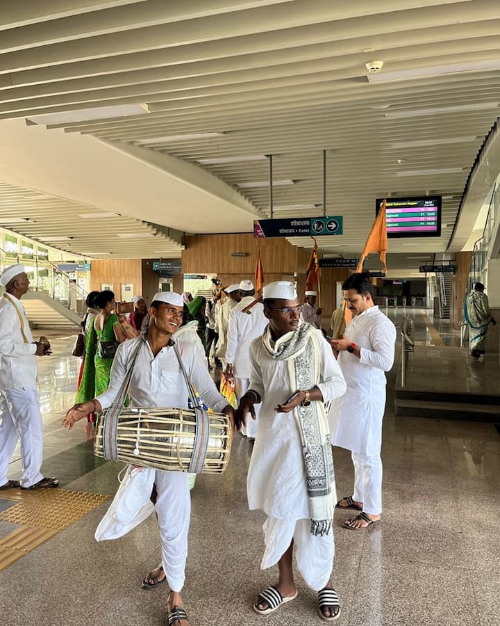मेट्रो स्टेशन वारकऱ्यांनी गजबजलं होतं.