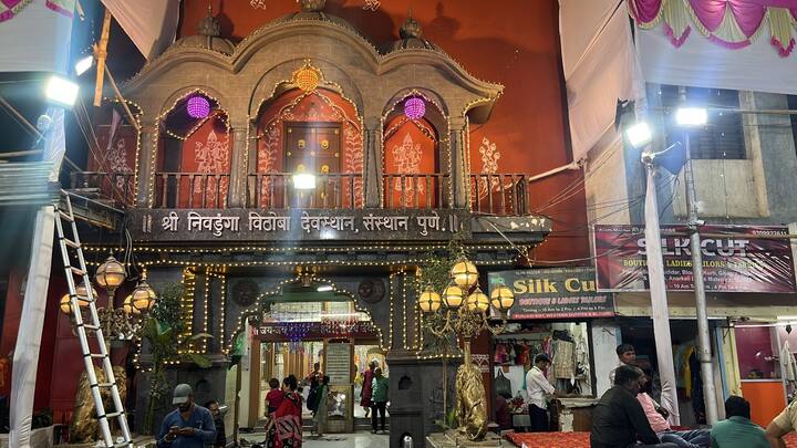 संत ज्ञानेश्वर महाराजांची पालखी आळंदीतून सकाळी 6 वाजता पुण्याकडे मार्गस्थ झाली.