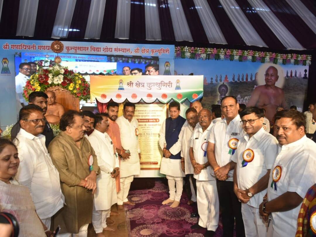 kolhapur guardian minister deepak kesarkar Shri Kunthugiri will provide a fund of one crore for the development of the area Deepak Kesarkar: श्री कुंथूगिरी क्षेत्राच्या विकासासाठी एक कोटीचा निधी देणार; पालकमंत्री दीपक केसरकर यांची ग्वाही