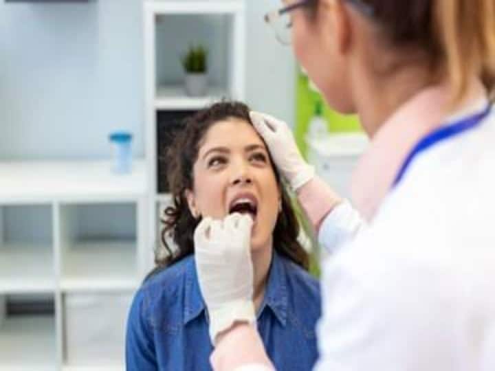 health tips why doctors always check tongue when sick know the reason जीभ में ऐसा क्या साइंस है, जिसे देखते ही बीमारी समझ जाते हैं डॉक्टर? आप भी जान लें