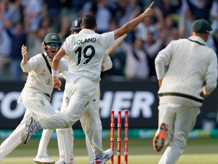 ऑस्ट्रेलियाई बल्लेबाजों के बाद गेंदबाजों ने शानदार प्रदर्शन किया. खासकर, तेज गेंदबाज स्कॉट बौलेंड ने बेहतरीन गेंदबाजी का नजारा पेश किया. पहली पारी में ऑस्ट्रेलिया के 469 रनों के जवाब में टीम इंडिया महज 296 रनों पर सिमट गई. पहली पारी में स्कॉट बौलेड को 2 कामयाबी मिली. इस तेज गेंदबाज ने शुभमन गिल और श्रीकर भरत को आउट किया. (Photo Credit - Social Media)