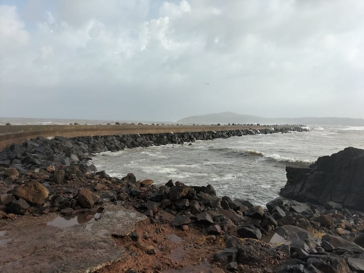 लाटांच्या तडाख्यामुळे किनारपट्टीवरील छोट्या दुकानदारांचं नुकसान झालं.