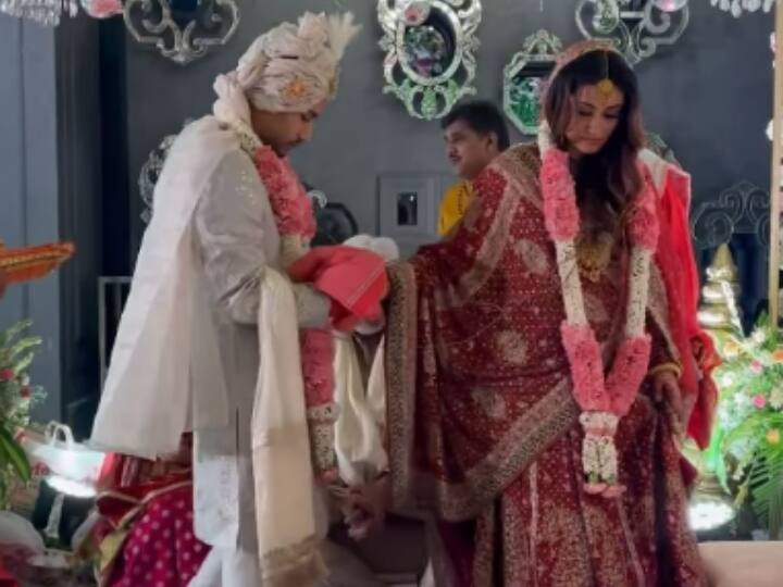 फिल्म मेकर विक्रम भट्ट की बेटी कृष्णा भट्ट ने अपने लॉन्ग टर्म बॉयफ्रेंड वेदांत सारदा से शादी कर ली है. कपल ने दिसंबर 2022 में इंगेजमेंट की थी और अब 11 जून को दोनों पारंपरिक रस्मों के साथ शादी के बंधन में बंध गए हैं.