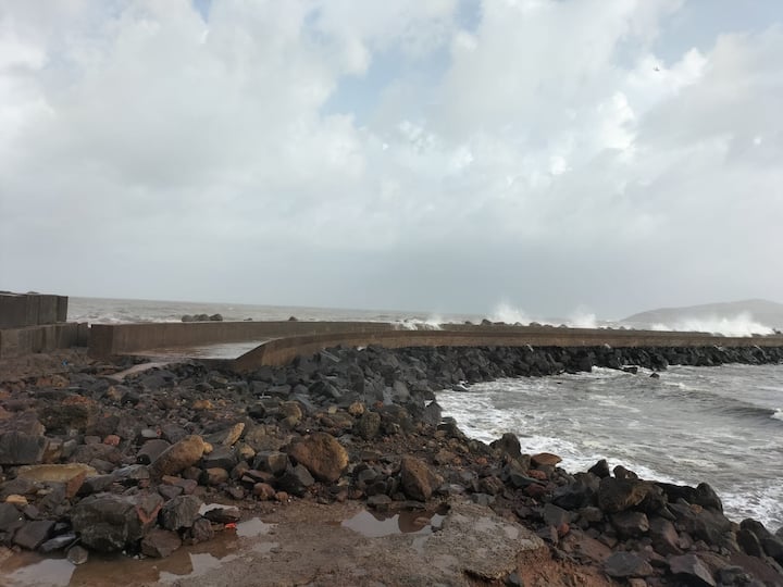 चक्रीवादळ आणि खवळलेला समुद्रामुळे नागरिकांसाठी सतर्कतेचा इशारा दिला असून मार्गदर्शक सूचना जारी केल्या आहेत.