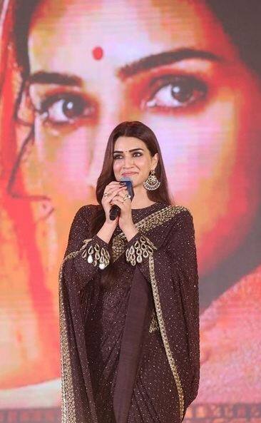 ਅਭਿਨੇਤਰੀ ਕ੍ਰਿਤੀ ਸੈਨਨ ਨੇ ਆਪਣੇ ਇਸ ਲੁੱਕ ਨੂੰ ਸਟੇਟਮੈਂਟ ਐਕਸੈਸਰੀਜ਼ ਵਜੋਂ ਚਾਂਦਬਲੀ ਈਅਰਰਿੰਗਸ ਦੇ ਨਾਲ ਹਲਕਾ ਮੇਕਅਪ ਅਤੇ ਓਪਨ ਹੇਅਰ ਸਟਾਈਲ ਦੇ ਨਾਲ ਪੂਰਕ ਕੀਤਾ ਹੈ।