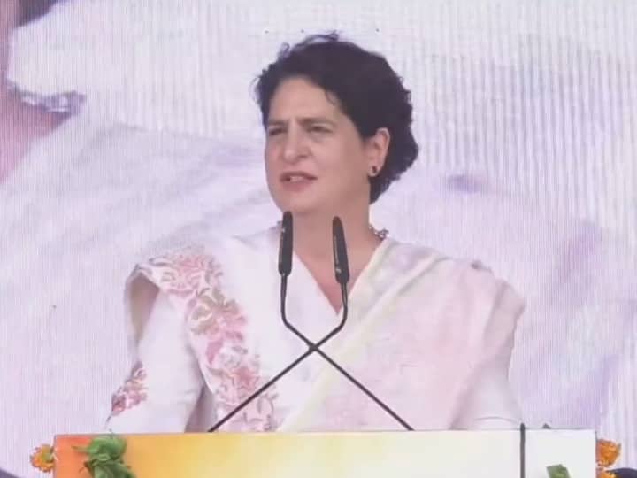 Congress leader Priyanka Gandhi addressed a public meeting in Jabalpur. Image Source: Twitter/@INCIndia