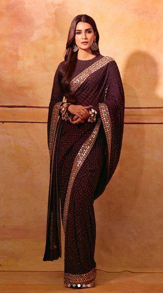 ਇੰਸਟਾਗ੍ਰਾਮ 'ਤੇ ਸ਼ੇਅਰ ਕੀਤੀਆਂ ਇਨ੍ਹਾਂ ਤਸਵੀਰਾਂ 'ਚ ਕ੍ਰਿਤੀ ਸੈਨਨ ਨੇ ਚਾਕਲੇਟ ਬ੍ਰਾਊਨ ਸਾੜ੍ਹੀ ਪਾਈ ਹੋਈ ਹੈ, ਜਿਸ 'ਚ ਉਹ ਬੇਹੱਦ ਖੂਬਸੂਰਤ ਲੱਗ ਰਹੀ ਹੈ।