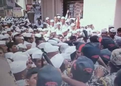 Ashadhi Wari 2023 another video of lathicharge case in Alandi Ashadhi Wari 2023 : वारकऱ्यांना लाठीमार की पोलिसांना ढकलाढकली? आळंदीतील लाठीचार्ज प्रकरणातली दुसरी बाजू मांडणारा व्हिडीओ समोर; नेमकं काय घडलं?