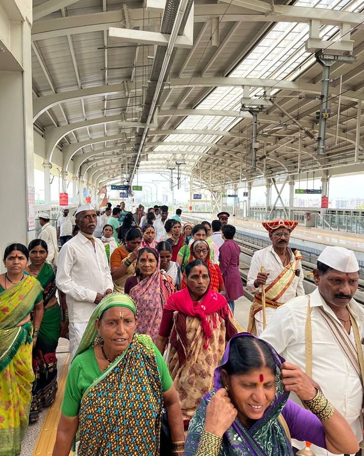 वारकऱ्यांनी पिंपरी-चिंचवडमध्ये मेट्रोत बसून भजनावर ठेका धरला.
