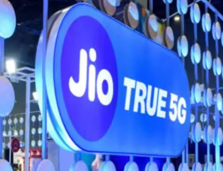 Jioએ રૂ. 739 અને રૂ. 789ના બે પ્લાન લોન્ચ કર્યા છે. 739 રૂપિયાના પ્લાનમાં ગ્રાહકોને 84 દિવસ માટે દરરોજ 1.5GB ડેટા, 100 SMS, અનલિમિટેડ કૉલિંગનો લાભ મળે છે. આ ઉપરાંત કંપની ગ્રાહકોને JioSaavn Pro, JioTV, JioCinema, JioSecurity અને JioCloudની ઍક્સેસ પણ આપે છે.