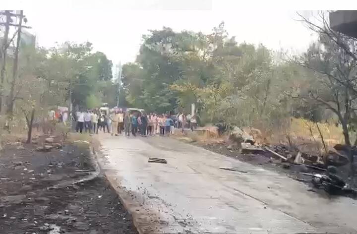 ब्रिजवर ऑईल टॅंकरला भीषण आग लागल्याने ब्रिजच्या खालीदेखील या आगीच्या झळा पोहचत आहे. त्यासोबतच ब्रिजच्या खालच्या दोन ते तीन गाड्यांनादेखील आग लागली आहे. मात्र ट्रॅंकर ऑईलचा असल्याने स्फोट  होण्याची भीती अग्निशमन दलाचे जवान व्यक्त करत आहे.