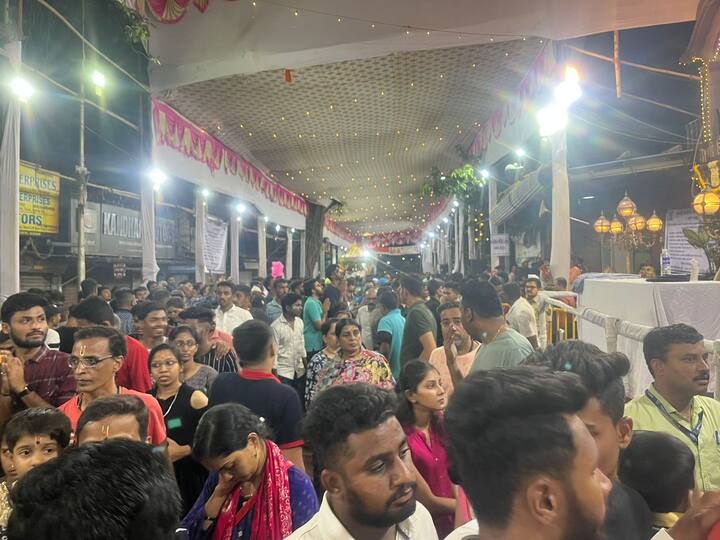 पालखीचं दर्शन घेण्यासाठी मध्यरात्री पुणेकरांनी गर्दी केली होती.