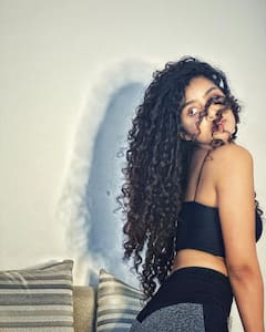 Anupama Parameswaran: అలల్లా ఎగురుతున్న కురులతో అందాల జలపాతంలా అనుపమా