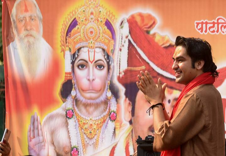 कधी भुतांना पळवण्याचा दावा, कधी पिशाच्चांचा पिच्छा पुरवण्याचा दावा, कधी दिव्य दृष्टीचा महिमा, तर कधी पत्रकारांला चॅलेन्ज, यामुळे सध्या बागेश्वर महाराज प्रचंड चर्चेत आले. अंधश्रद्धा निर्मूलन समितीच्या श्याम मानव यांनी धीरेंद्र महाराजांना आव्हान दिलं आणि वाद चिघळला होता.