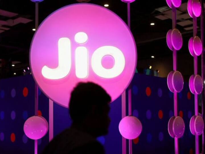 इससे पहले कम्पनी ने कुछ और प्लान अपने पोर्टफोलियो में एड किये थे. 269 रुपये के प्लान में ग्राहकों को 28 दिन के लिए हर दिन 1.5GB डेटा का लाभ मिलता है. 529 रुपये में 56 दिनों के लिए हर दिन 1.5GB और 589 रुपये में हर दिन 2GB डेटा 56 दिनों के लिए मिलता है.