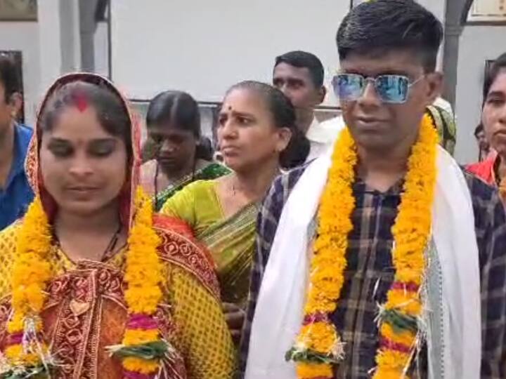 MP News Khandwa Blind couple marriage reached pleading with the collector ann Khandwa: मंदिर में सात फेरे लेकर सीधा कलेक्टर के पास पहुंचा दिव्यांग कपल, कलेक्टर से लगाई मदद की गुहार