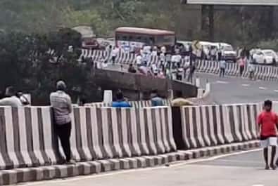 या टँकरची आग विझावण्यासाठी फायर ब्रिगेडला फोमच्या गाडीची आवश्यकता आहे. मात्र सध्या IRB यंत्रणा पाण्याच्या टँकर ने आग विझवण्याचा प्रयत्न करत आहे.