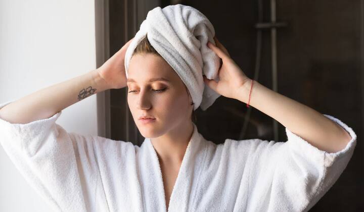 Tips To Prevent Hair Fall: अनेक लोक केस धुतल्यानंतर ओल्या केसांवर टॉवेल गुंडाळतात. पण केस धुतल्यानंतर लगेच त्यावर टॉवेल गुंडाळल्याने तुम्हाला कोंडा किंवा इन्फेक्शनचा सामना करावा लागू शकतो.