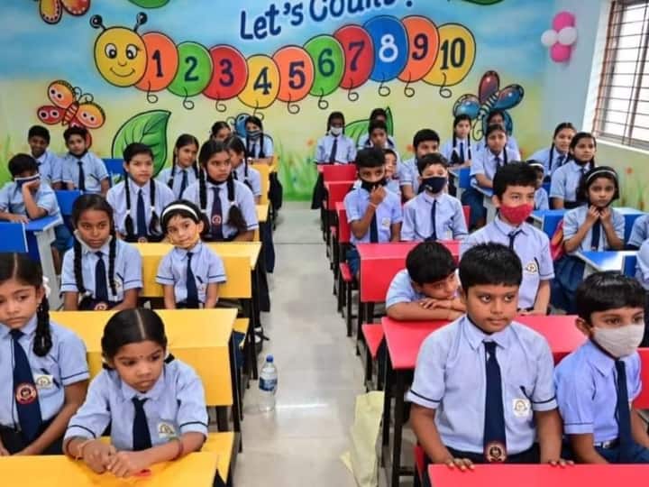 Maharashtra School starts in the state from today Minister Deepak Kesarkar Deepak Kesarkar : राज्यात आजपासून शाळा सुरु, आनंदाने शिक्षण घ्या आणि यशस्वी व्हा; मंत्री केसरकरांच्या विद्यार्थ्यांना शुभेच्छा