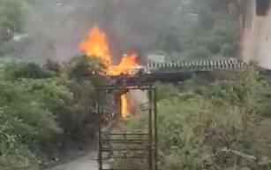 मागील एका तासापासून या मार्गावरील वाहतूक ठप्प झाली आहे.