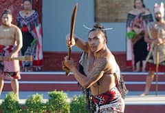 यहां के लोग छेनी से बनवाते हैं टैटू, नैचुरल रंगों का होता है इस्तेमाल