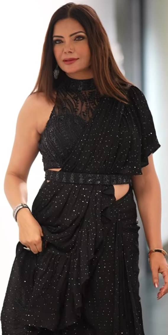 ਸਤਿੰਦਰ ਸੱਤੀ ਨੇ ਕਾਲੀ ਸਾੜੀ 'ਚ ਸ਼ੇਅਰ ਕੀਤੀਆਂ ਖੂਬਸੂਰਤ ਤਸਵੀਰਾਂ