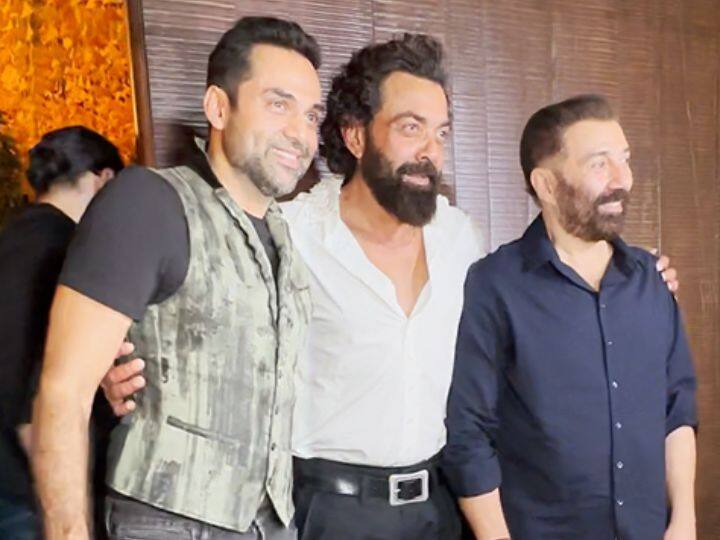 12 जून को करण देओल और दृशा आचार्य की संगीत सेरेमनी थी और इस दौरान देओल भाई की तिगड़ी एक साथ नजर आई. सनी देओल, बॉबी देओल और अभय देओल ने कैमरे के सामने जमकर पोज दिए.