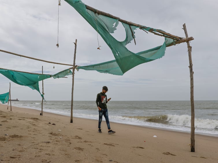 Cyclone Biparjoy Strong Winds In Gujarat High Tidal Waves In Mumbai severe cyclonic storm