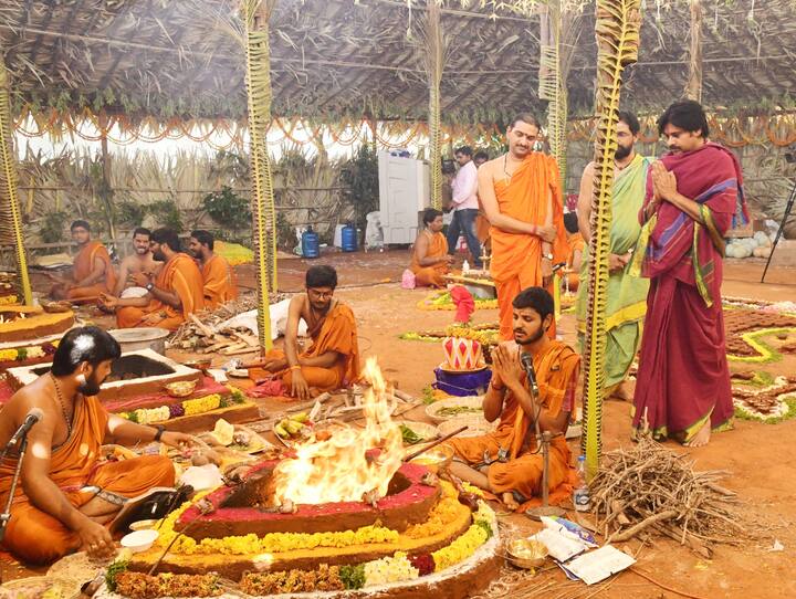 యాగంలో భాగంగా హోమ గుండాల వద్ద పవన్ పూజలు