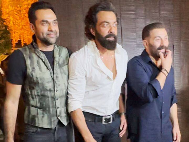 सनी देओल इस दौरान नैवी ब्लू शर्ट और ब्लू जीन्स पहने दिखाई दिए. वहीं बॉबी देओल फुल फॉर्मल लुक में स्पॉट हुए. उन्होंने व्हाइट शर्ट के साथ ब्लैक पैंट पहनी. इसके अलावा अभय देओल ब्लैक टीशर्ट पर कैमोफ्लाज वेस्ट कोट और ब्लैक जीन्स में दिखाई दिए.