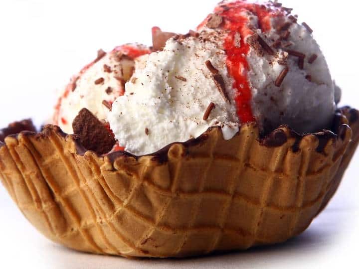 आइसक्रीम पसंद है? फिर आइसक्रीम के लिए अपने प्यार को बेरीज, नट्स और फ्रेश क्रीम के साथ एक स्वादिष्ट और स्वस्थ ट्विस्ट दें.