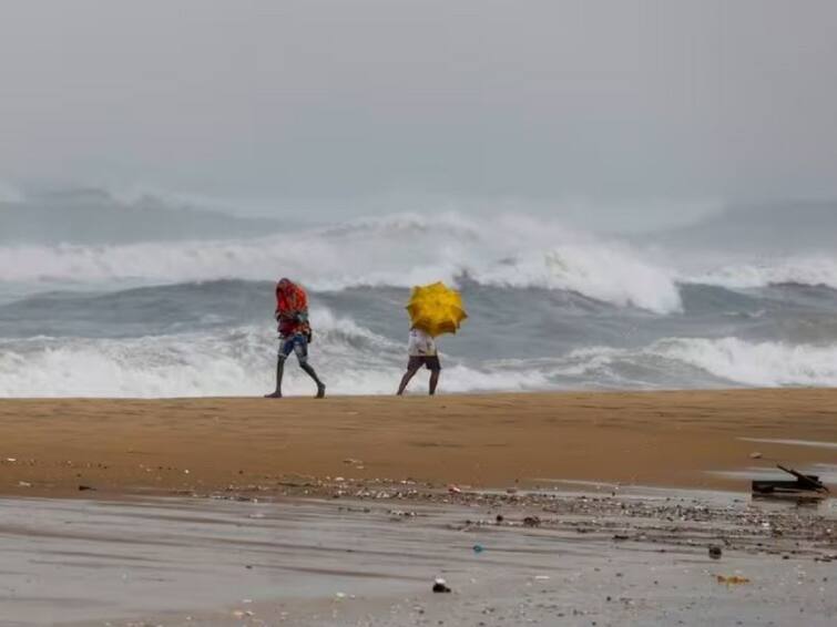 Cyclone Biparjoy : Very severe cyclonic storm set to hit Kutch Cyclone Biparjoy : કચ્છમાં આજે ઓરેન્જ એલર્ટ, ભારેથી અતિભારે વરસાદની કરાઇ આગાહી, જાણો નલિયાથી કેટલા કિલોમીટર દૂર છે બિપરજોય વાવાઝોડુ ?