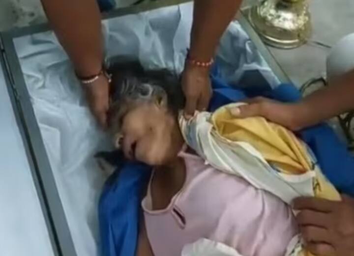 अस्पताल ने दे दिया था डेथ सर्टिफिकेट… लेकिन अंतिम संस्कार से पहले जिंदा हो गई बुजुर्ग महिला