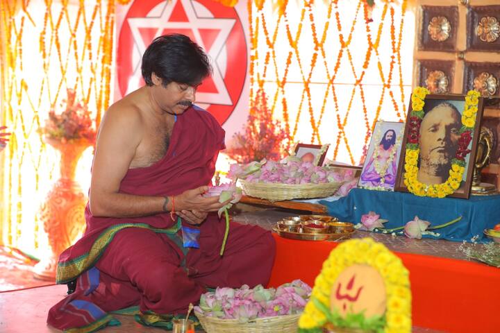 స్వయంగా పూజలు చేస్తున్న పవన్