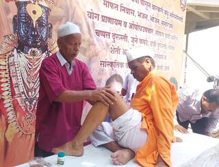 Ashadhi Ekadashi 2023 :वारकऱ्यांची मालिश करण्यासाठी रज्जाक चाचांची 'हैदराबाद टू पुणे वारी'; 18 वर्षांपासून वारकऱ्यांच्या सेवेत
