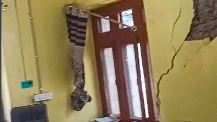 মঙ্গলবারের ভূকম্পে শুধু কাশ্মীর নয়, দিল্লি-এনসিআর অঞ্চলও কেঁপে ওঠে। কম্পন অনুভূত হয়েছে উত্তর ভারতের বেশ কিছু অঞ্চলে।